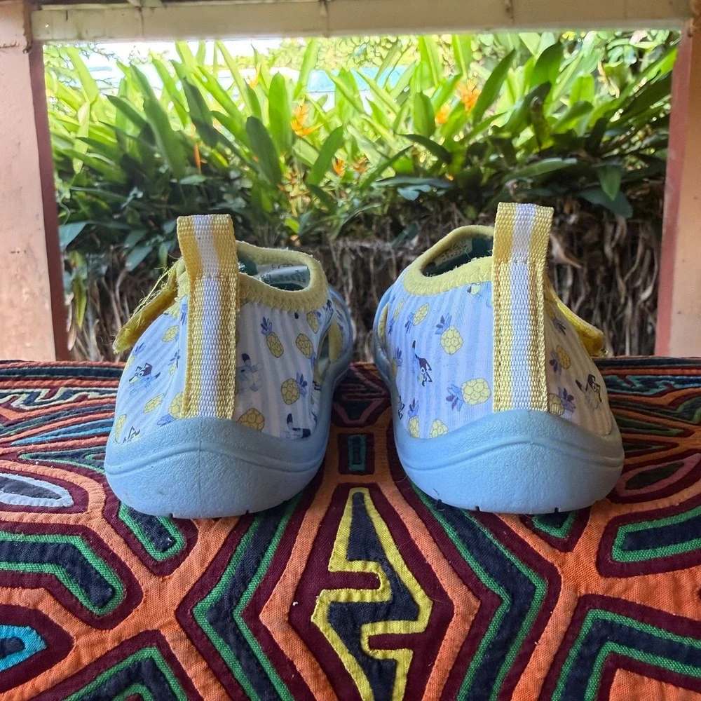 Bluey Ground Up Water Shoes Girls Size 11/12 Blue Yellow Striped Pineapple